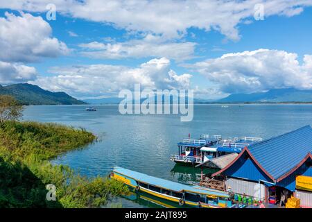 Foto von schwimmenden Restaurants am Ufer Nam Ngum Stausee, im Zentrum von Laos. Stockfoto