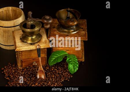 Kaffeebohnen und einem hölzernen Kaffeemühle. Alte Kaffeemühlen. Gesundes Getränk. Gesundes Getränk. Schleifen Kaffee. Stockfoto