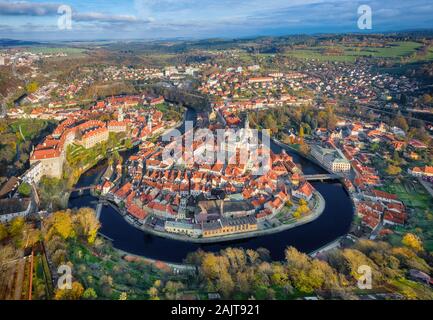 Luftaufnahme von Cesky Krumlov - historische europäische Stadt durch Biegung des Flusses Vltava umgeben, Tschechische Republik Stockfoto