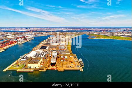 Bayonne Dry Dock und Reparatur mit Reflex Stockfoto
