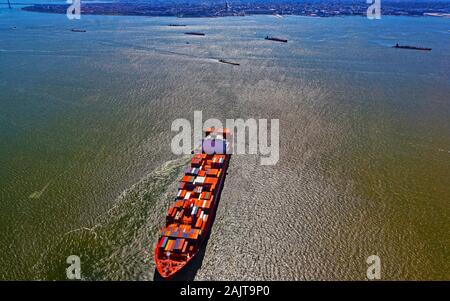 Luftaufnahme auf Containerschiffen und Verrazano Narrows Bridge über verengt Reflex Stockfoto