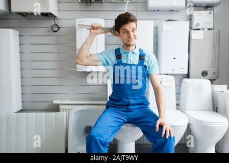 Klempner auf der Toilette sitzen in plumbering Store Stockfoto