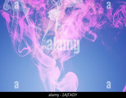 Abstrakte soft pink Rauch auf blauen Gradienten Hintergrund Stockfoto