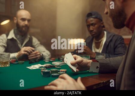 Männlicher Spieler Cheaten in poker Stockfoto