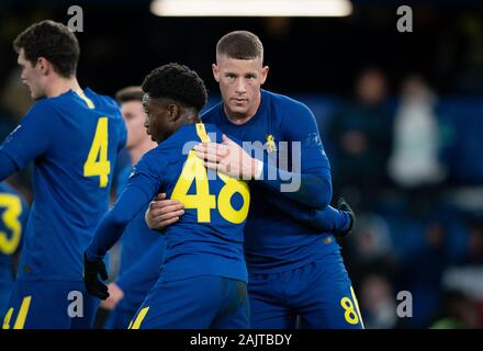 London, Großbritannien. 05 Jan, 2020. Ross Barkley (8) Umfaßt Tariq Lamptey von Chelsea bei voller Zeit während der FA Cup 3.Runde zwischen Chelsea und Nottingham Forest an der Stamford Bridge, London, England, am 5. Januar 2020. Foto von Andy Rowland. Credit: PRiME Media Images/Alamy leben Nachrichten Stockfoto