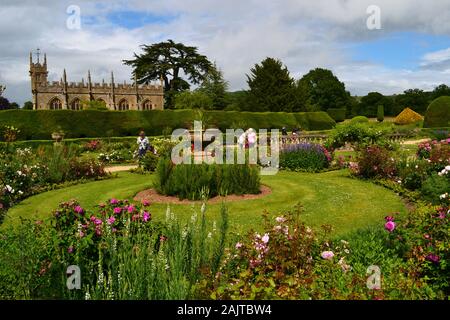 Blick auf die St Mary's Church von den Blumengärten in Sudeley Castle, Sudeley, Gloucestershire, Großbritannien Stockfoto