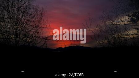 Doppelte Belichtung eines Sonnenuntergang im Winter in den Adirondacks, nördlichen New York Stockfoto