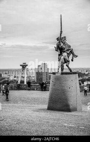 König Svatopluk Statue vor der mittelalterlichen Burg in Bratislava, Slowakei. Stockfoto