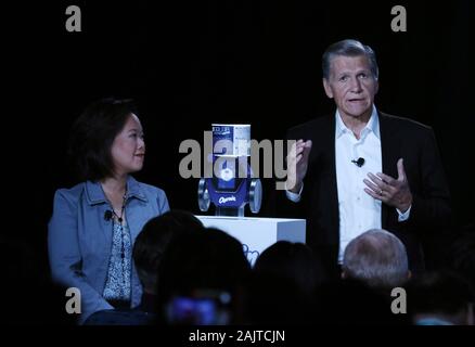 Fama Francisco, Links, CEO Procter&Gamble Baby & feminine Care, hört wie Marc Pritchard, Chief Brand Officer, stellt Charmin Rollbot, dass Toilettenpapier zu einem Bad am Sonntag, Januar 5, 2020 zu einem Medien Veranstaltungen vor der 2020 Consumer Electronics Show (CES), die von Dienstag bis Freitag läuft, in Las Vegas, Nevada liefern kann. (Foto durch Bizuayehu Tesfaye/Sipa USA) Stockfoto
