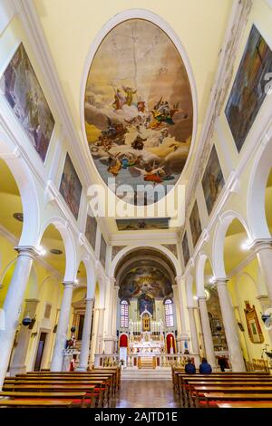 Kirchenschiff und Deckengemälde in der Kirche der Heimsuchung der Jungfrau bei der hl. Elisabet in Ballen, einer kleinen Stadt in der Gespanschaft Istrien, Kroatien Stockfoto