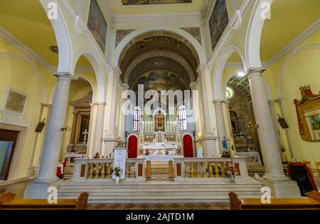 Altar und Apsis der Kirche der Heimsuchung der Jungfrau bei der hl. Elisabet in Ballen, einer kleinen Stadt in der Gespanschaft Istrien, Kroatien Stockfoto