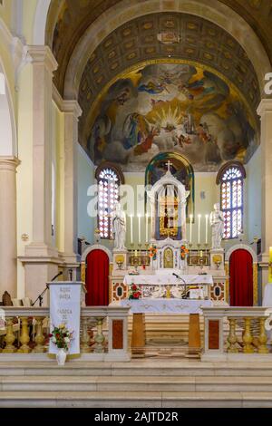 Altar und Apsis der Kirche der Heimsuchung der Jungfrau bei der hl. Elisabet in Ballen, einer kleinen Stadt in der Gespanschaft Istrien, Kroatien Stockfoto