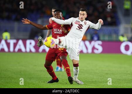 Amadou Diawara der Roma (L) und Alejandro Berenguer von Torino (R) in Aktion während der Italienischen Meisterschaft in der Serie A Fußballspiel zwischen AS Roma und Torino FC am 5. Januar 2020 im Stadio Olimpico in Rom, Italien - Foto Federico Proietti/ESPA-Bilder Stockfoto