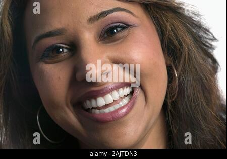 Close up Portrait von gealtert wenig lächelnde indische Frau Stockfoto