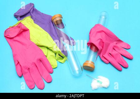 Leere Glas Reagenzgläser mit bunten Handschuhe im Labor Stockfoto