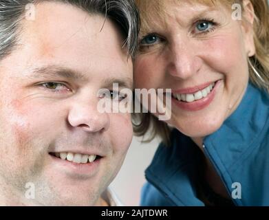 Extreme close-up ein weißes Ehepaar lächelnd und mit Blick auf die Kamera Stockfoto
