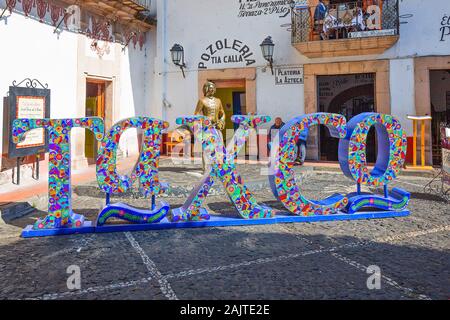 Taxco, Mexico-December 22, 2019: Große Buchstaben von Taxco auf dem zentralen Platz der Stadt in der Nähe von Santa Prisca Kirche Stockfoto