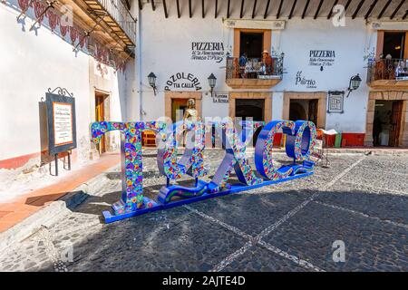 Taxco, Mexico-December 22, 2019: Große Buchstaben von Taxco auf dem zentralen Platz der Stadt in der Nähe von Santa Prisca Kirche Stockfoto