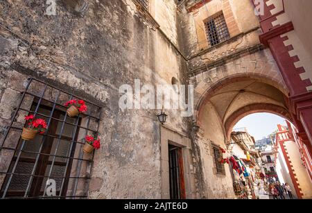 Taxco, Mexico-December 22, 2019: Szenische Taxco kopfsteingepflasterten Gassen im historischen Stadtzentrum Stockfoto