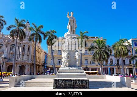 Havanna, Kuba, 16. Dezember 2019: Statue von José Martí in Havanna Central Park Plaza zwischen El Capitolio, Central Street, Paseo del Prado entfernt Stockfoto