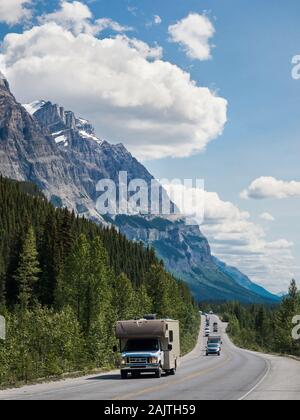 Fahrzeuge fahren auf der ikonischen Icefields Parkway Route zwischen Banff und Jasper Nationalparks in Alberta, Kanada. Stockfoto