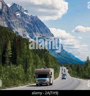 Fahrzeuge fahren auf der ikonischen Icefields Parkway Route zwischen Banff und Jasper Nationalparks in Alberta, Kanada. Stockfoto