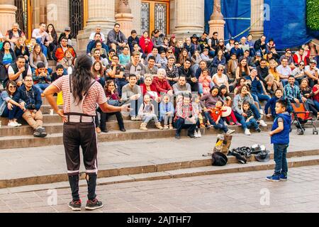 Komiker Performance für die Menschenmenge auf der Straße in Guanajuato, Mexiko - dacabrb2019 Stockfoto