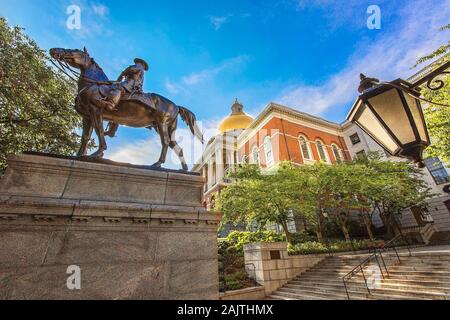 Massachusetts Old State House, ein Wahrzeichen Anziehung häufig besucht von zahlreichen Touristen in der Nähe der Sehenswürdigkeit Beacon Hill und Freedom Trail entfernt Stockfoto