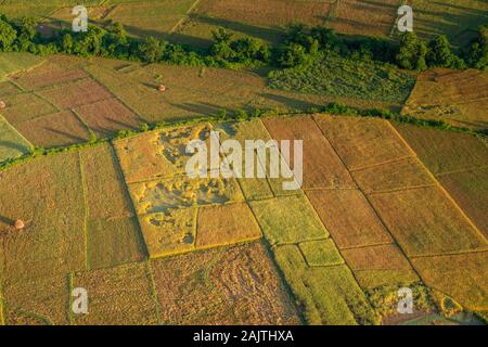 Flug im Heißluftballon über Vang Vieng, Laos, in den frühen Morgenstunden. Stockfoto