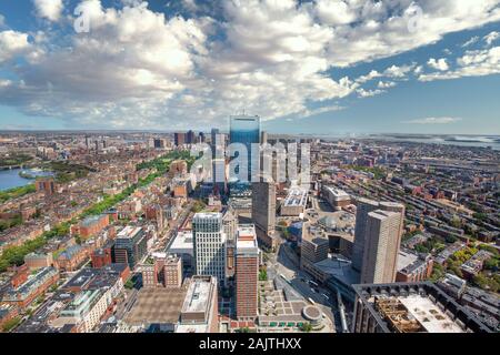 Panoramablick auf das Luftbild von Boston Financial District, das historische Zentrum, Beacon Hill und Charles River Stockfoto