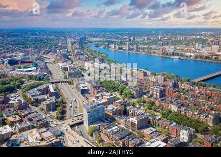 Panoramablick auf das Luftbild von Boston Financial District, das historische Zentrum, Beacon Hill und Charles River Stockfoto