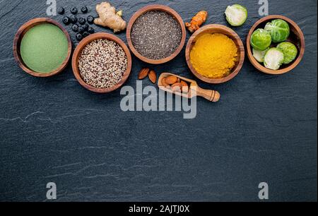 Super Foods in Houten. Auswahl essen und gesunde Ernährung auf dunklem Stein Hintergrund. Stockfoto