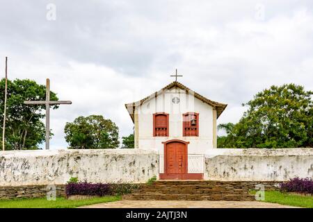 Kleine und alte Kirche und Kruzifix in kolonialer Architektur in das Innere des Staates Minhas Gerais, Brasilien Stockfoto