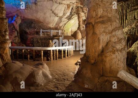 Innenansicht des berühmten Tham Jang Höhlen in der Nähe von Vang Vieng, Laos. Stockfoto