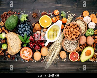 Zutaten für die gesunde Nahrungsmittel Auswahl. Das Konzept der gesunden Ernährung auf Holz- Hintergrund. Stockfoto