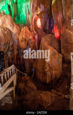 Innenansicht des berühmten Tham Jang Höhlen in der Nähe von Vang Vieng, Laos. Stockfoto