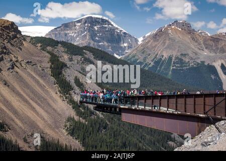 Touristen am Gletscher Skywalk im Sommer in den Jasper National Park, der Kanadischen Rockies, Alberta, Kanada. Stockfoto