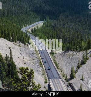 Fahrzeuge fahren auf der ikonischen Icefields Parkway Route zwischen Banff und Jasper Nationalparks in Alberta, Kanada. Stockfoto