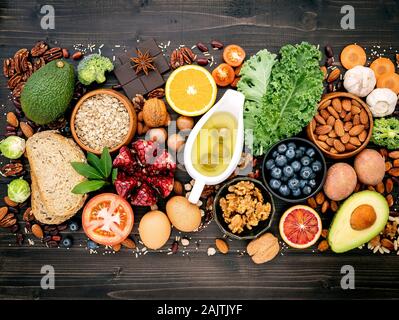 Zutaten für die gesunde Nahrungsmittel Auswahl. Das Konzept der gesunden Ernährung auf Holz- Hintergrund. Stockfoto