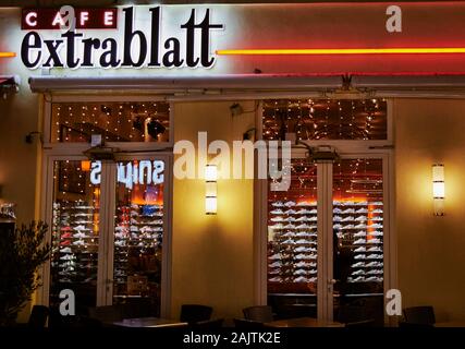 Karlsruhe/Deutschland - 06 Januar 2020: Beleuchtete vorne und Eingang des Cafe Extrablatt in Karlsruhe Stockfoto