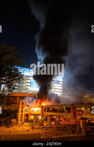 PolyU, Hong Kong - 17.November 2019: Der erste Tag der Belagerung von PolyU. Hong Kong Polizei Block alle verlassen und lassen Sie nicht öffentlichen verlassen. Stockfoto