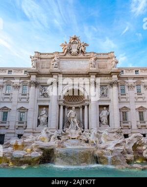 Gebäude des antiken Roms, vertikales Panoramabild, Fontana di Trevi, Trevi-Brunnen, Trevi-Viertel, Rom, Italien Stockfoto