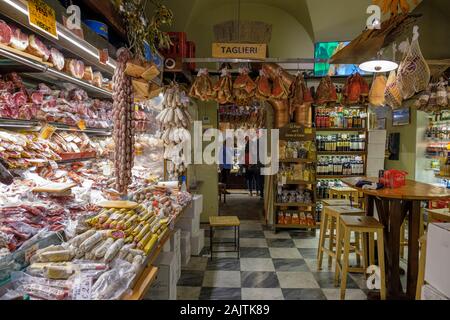 Innenansicht von L'Antica Salumeria, Geschäft in Rom, Lebensmittelgeschäft, Metzgerei Deli auf der Piazza della Rotonda, Rom, Italien Stockfoto