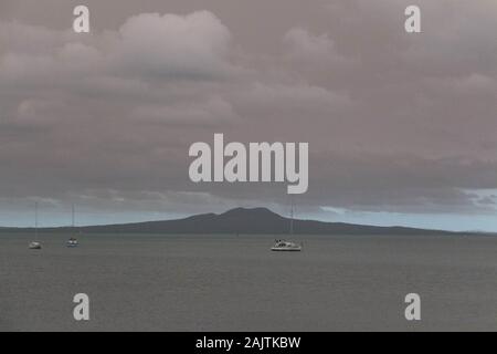 Neuseeland, Nordinsel - 5. Januar 2020: der Blick auf den Dunst in der Himmel von Australiens Buschbrände hängt über Torbay Strand mit Rangitoto Island o Stockfoto