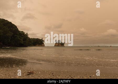 Neuseeland, Nordinsel - 5. Januar 2020: Der Blick auf ein Dunst in den Himmel von Australiens Buschbrände hängt über Torbay Beach, North Shore Bezirk Stockfoto