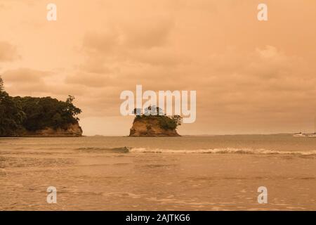 Neuseeland, Nordinsel - 5. Januar 2020: Der Blick auf ein Dunst in den Himmel von Australiens Buschbrände hängt über Torbay Beach, North Shore Bezirk Stockfoto