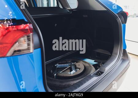 Reserverad im Kofferraum eines modernen Autos Stockfoto