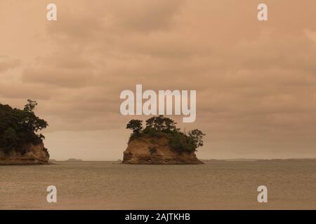 Neuseeland, Nordinsel - 5. Januar 2020: Der Blick auf ein Dunst in den Himmel von Australiens Buschbrände hängt über Torbay Beach, North Shore Bezirk Stockfoto