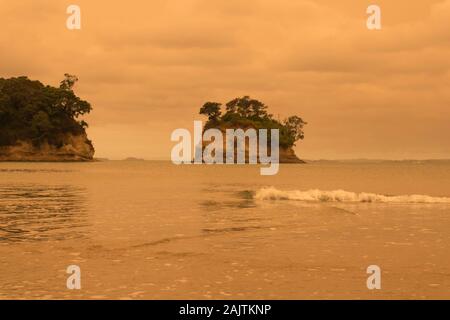 Neuseeland, Nordinsel - 5. Januar 2020: Der Blick auf ein Dunst in den Himmel von Australiens Buschbrände hängt über Torbay Beach, North Shore Bezirk Stockfoto