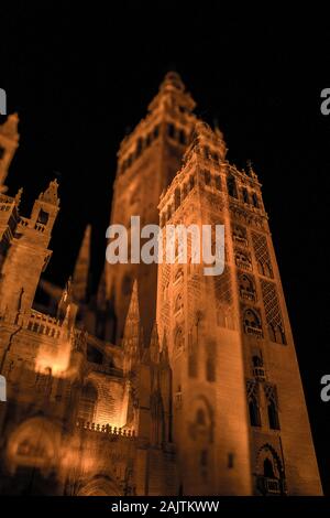 Double Exposure von La Giralda, Sevilla, Spanien, beleuchtet bei Nacht Stockfoto